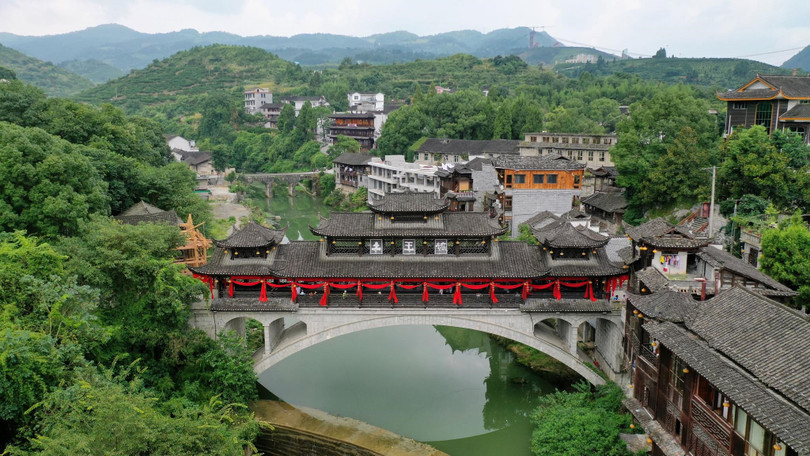 Lạc giữa cổ trấn ma mị nghìn năm tuổi, cheo leo trên thác ở Trung Quốc