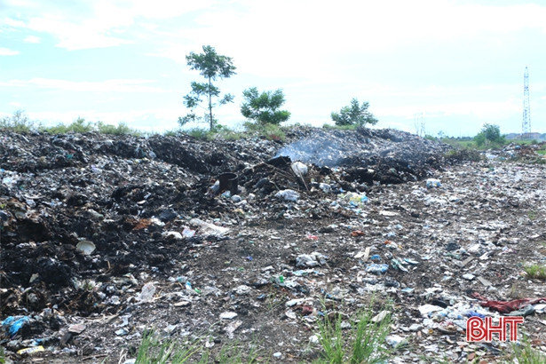 Bãi tập kết rác gây ô nhiễm, người dân “lãnh đủ”