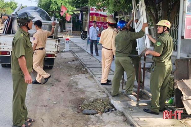 Lộc Hà ra quân giải tỏa hành lang các tuyến đường trọng điểm