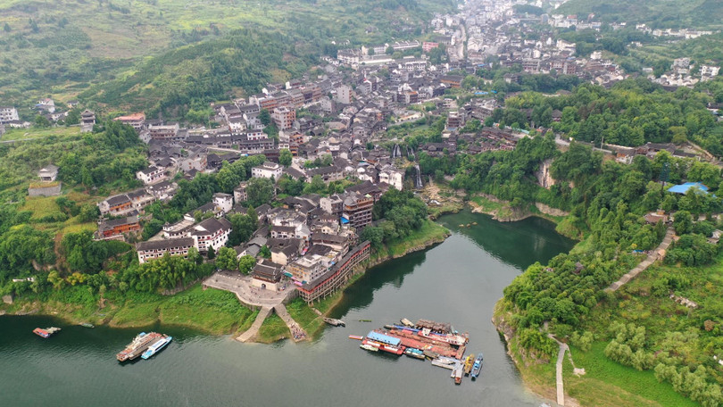 Lạc giữa cổ trấn ma mị nghìn năm tuổi, cheo leo trên thác ở Trung Quốc