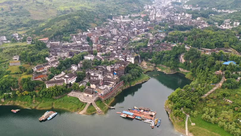 Lạc giữa cổ trấn ma mị nghìn năm tuổi, cheo leo trên thác ở Trung Quốc