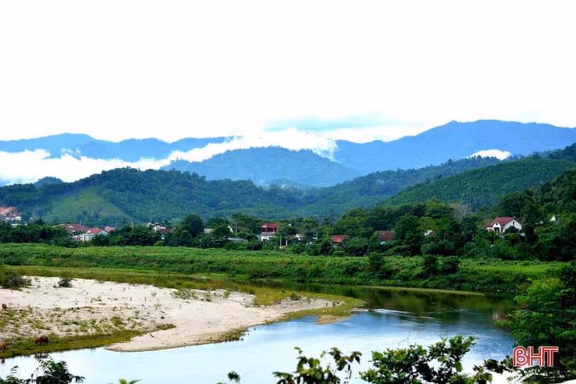 Lãnh đạo Hà Tĩnh dự ngày hội Đại đoàn kết với bà con xã biên giới