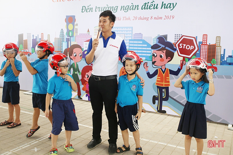 Học sinh Trường Albert Einstein rèn luyện kỹ năng tham gia giao thông