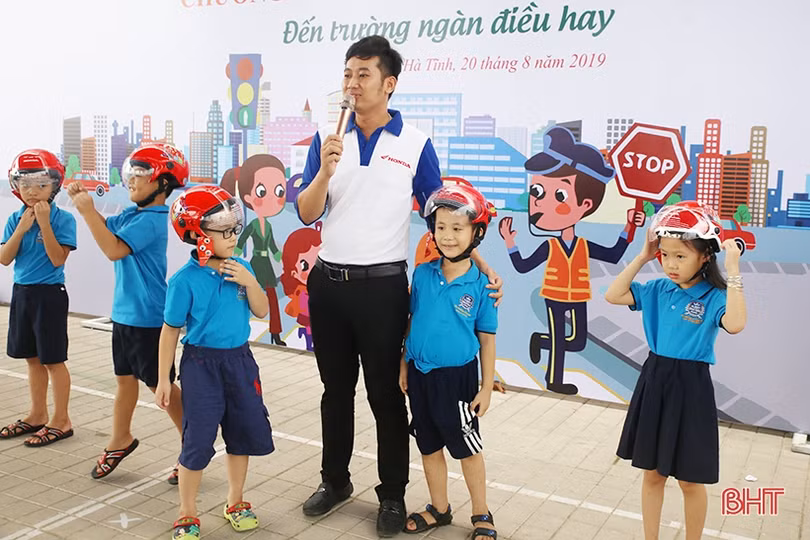 Học sinh Trường Albert Einstein rèn luyện kỹ năng tham gia giao thông