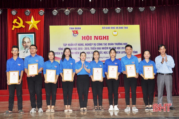 Hà Tĩnh vinh danh 38 “Sinh viên 5 tốt”, “Học sinh 3 tốt”