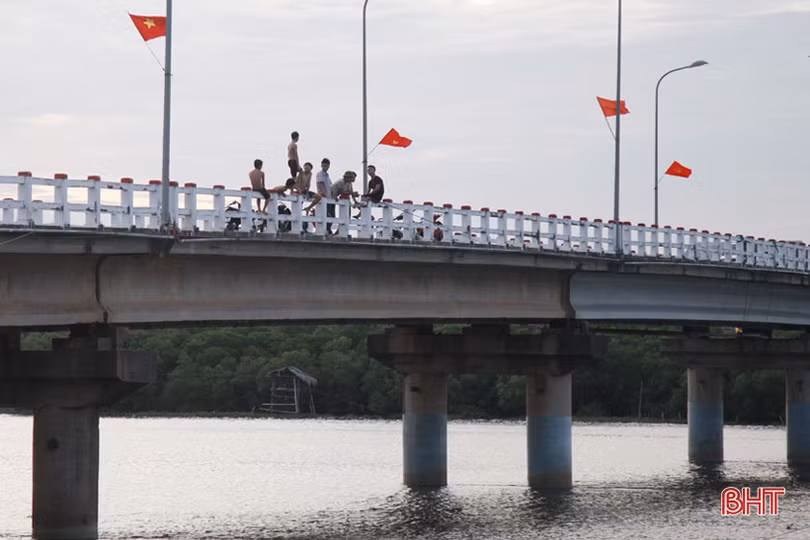 “Dựng tóc gáy” cảnh trẻ em Hà Tĩnh vô tư nhảy cầu tắm sông từ độ cao 20m