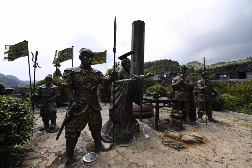 Lạc giữa cổ trấn ma mị nghìn năm tuổi, cheo leo trên thác ở Trung Quốc