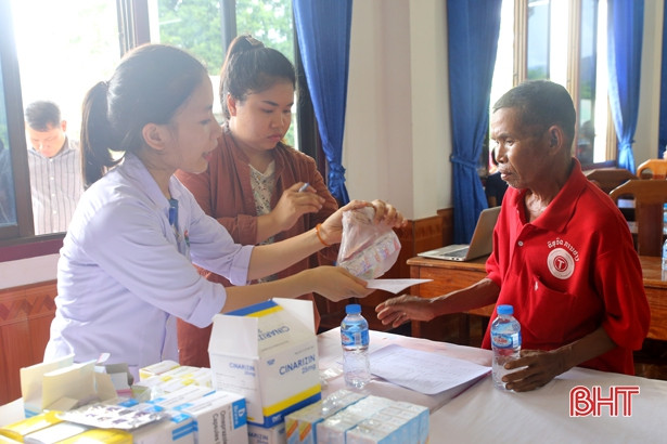 Đoàn tình nguyện Hà Tĩnh khám, cấp thuốc cho hơn 500 người dân Lào