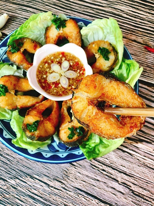 Mẹ làm cá chiên chấm mắm sả giòn rụm, tốn cơm không tưởng