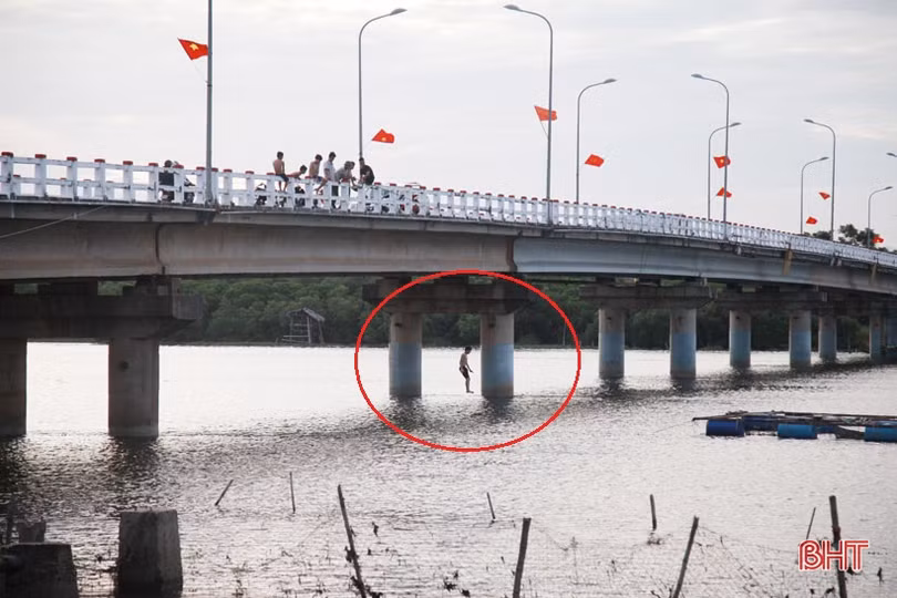 “Dựng tóc gáy” cảnh trẻ em Hà Tĩnh vô tư nhảy cầu tắm sông từ độ cao 20m