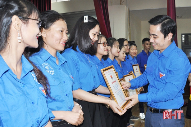 Hà Tĩnh vinh danh 38 “Sinh viên 5 tốt”, “Học sinh 3 tốt”