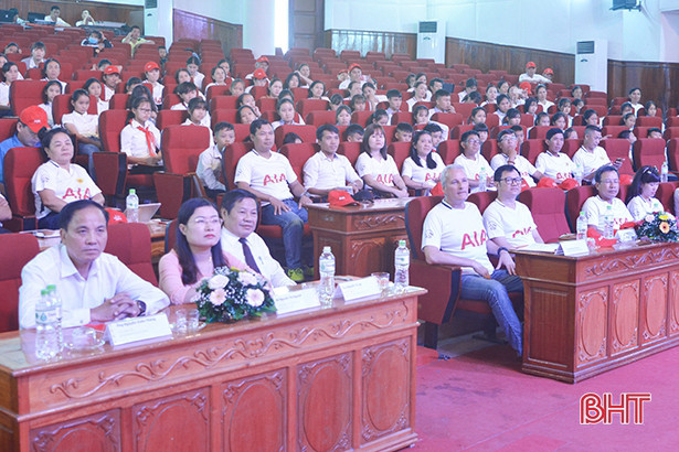 Trao 170 xe đạp cho trẻ em có hoàn cảnh khó khăn ở Hà Tĩnh