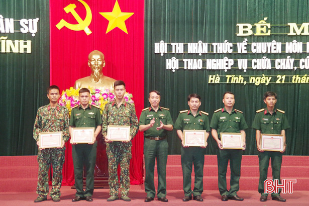 Xem chiến sỹ LLVT Hà Tĩnh thi chữa cháy, cứu hộ - cứu nạn