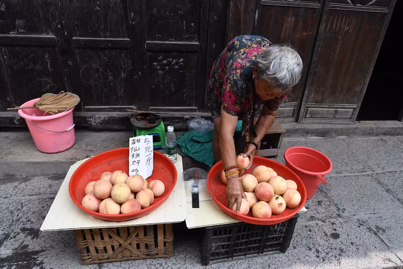 Lạc giữa cổ trấn ma mị nghìn năm tuổi, cheo leo trên thác ở Trung Quốc