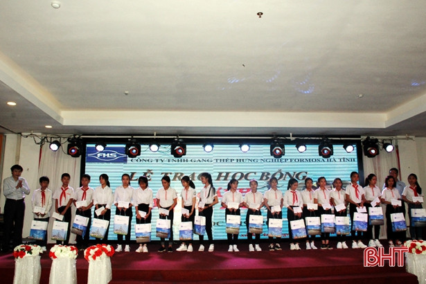 Formosa Hà Tĩnh trao gần 400 triệu đồng hỗ trợ học sinh hoàn cảnh khó khăn