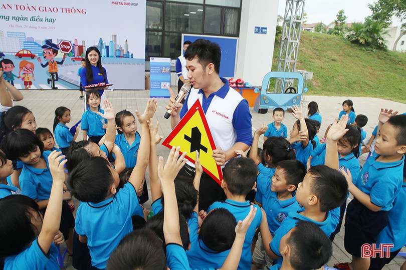 Học sinh Trường Albert Einstein rèn luyện kỹ năng tham gia giao thông