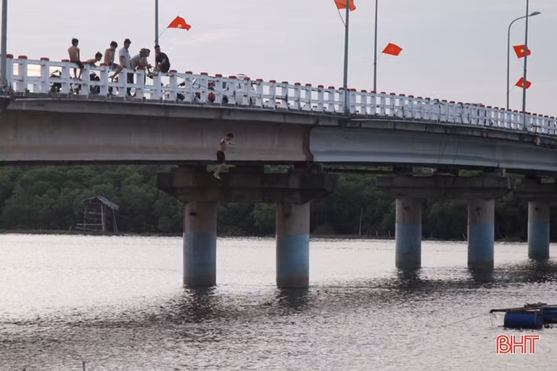 “Dựng tóc gáy” cảnh trẻ em Hà Tĩnh vô tư nhảy cầu tắm sông từ độ cao 20m