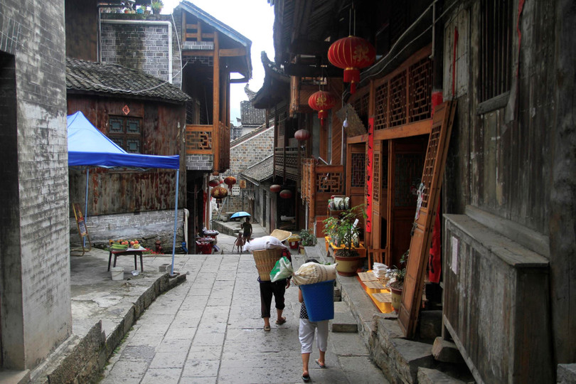 Lạc giữa cổ trấn ma mị nghìn năm tuổi, cheo leo trên thác ở Trung Quốc