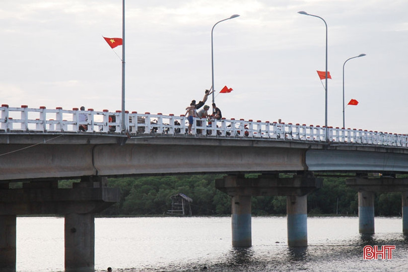 “Dựng tóc gáy” cảnh trẻ em Hà Tĩnh vô tư nhảy cầu tắm sông từ độ cao 20m