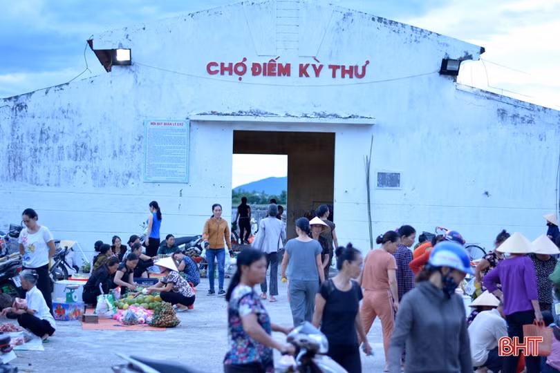 Khám phá chợ đêm gần trăm tuổi ở Hà Tĩnh