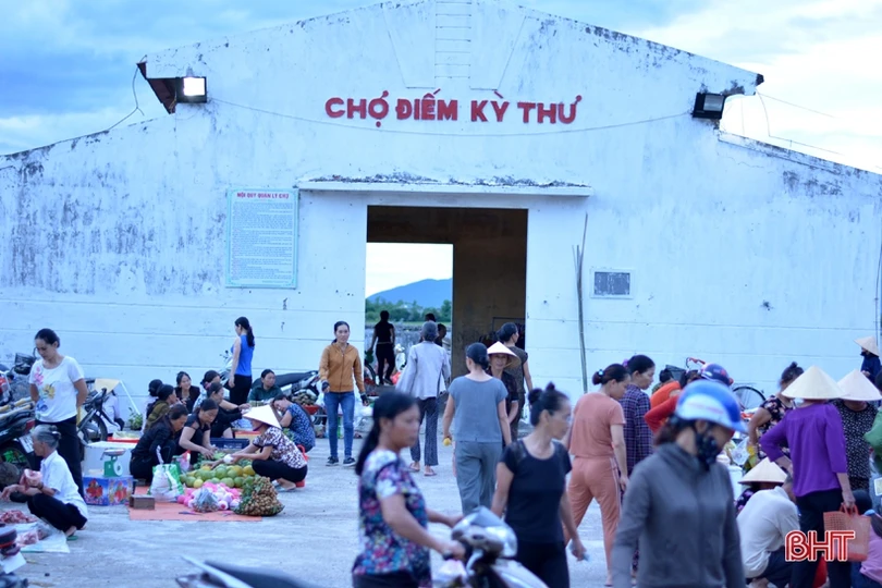 Khám phá chợ đêm gần trăm tuổi ở Hà Tĩnh