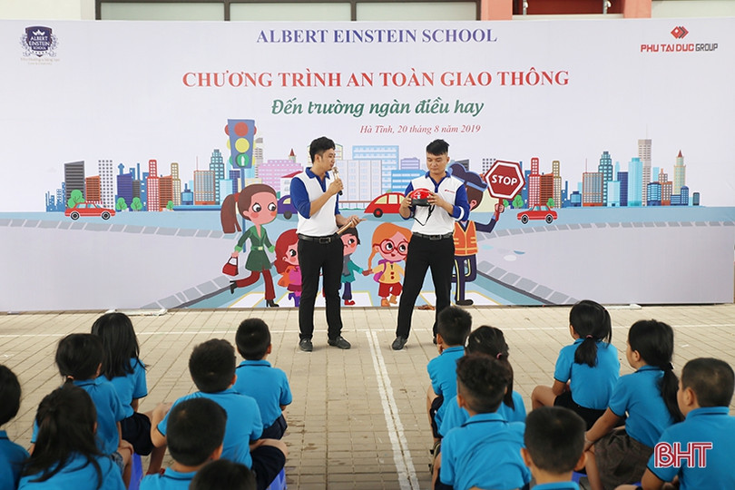Học sinh Trường Albert Einstein rèn luyện kỹ năng tham gia giao thông