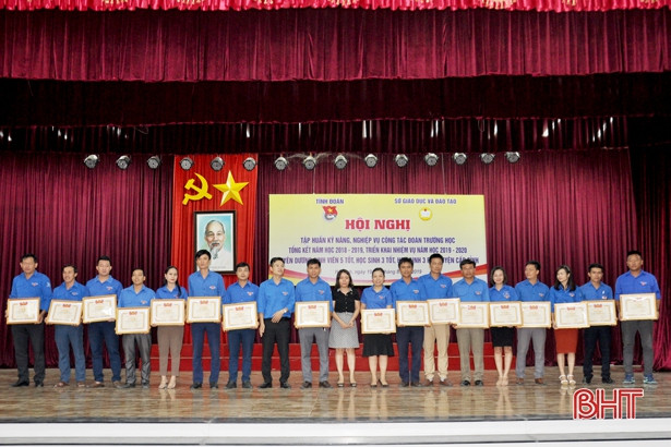 Hà Tĩnh vinh danh 38 “Sinh viên 5 tốt”, “Học sinh 3 tốt”
