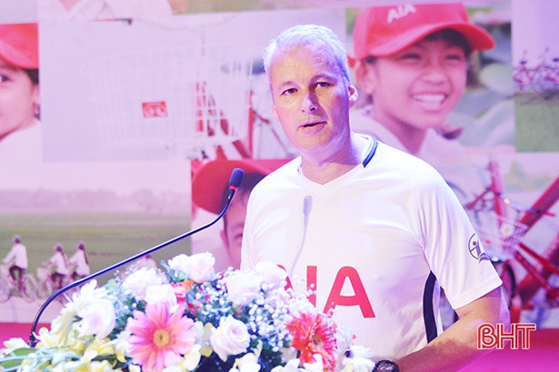 Trao 170 xe đạp cho trẻ em có hoàn cảnh khó khăn ở Hà Tĩnh