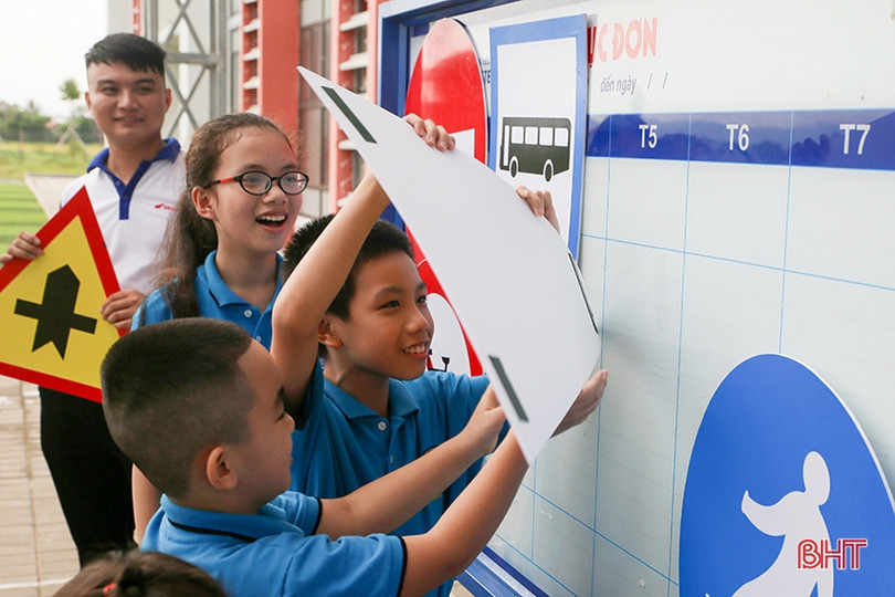 Học sinh Trường Albert Einstein rèn luyện kỹ năng tham gia giao thông