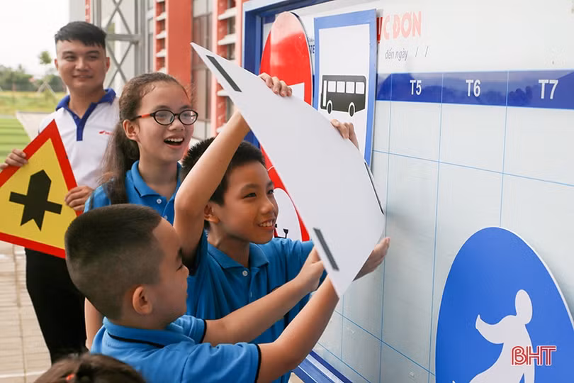 Học sinh Trường Albert Einstein rèn luyện kỹ năng tham gia giao thông