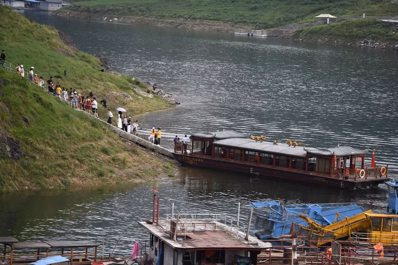 Lạc giữa cổ trấn ma mị nghìn năm tuổi, cheo leo trên thác ở Trung Quốc