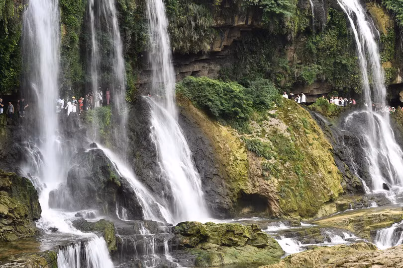 Lạc giữa cổ trấn ma mị nghìn năm tuổi, cheo leo trên thác ở Trung Quốc