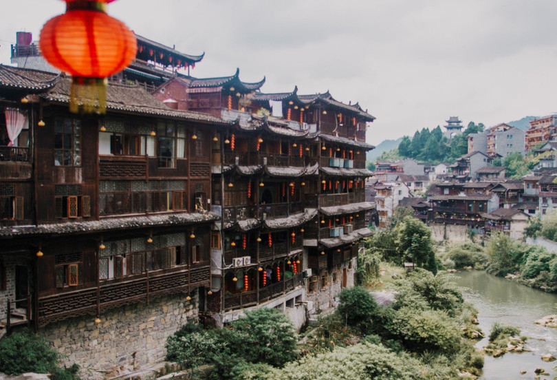 Lạc giữa cổ trấn ma mị nghìn năm tuổi, cheo leo trên thác ở Trung Quốc