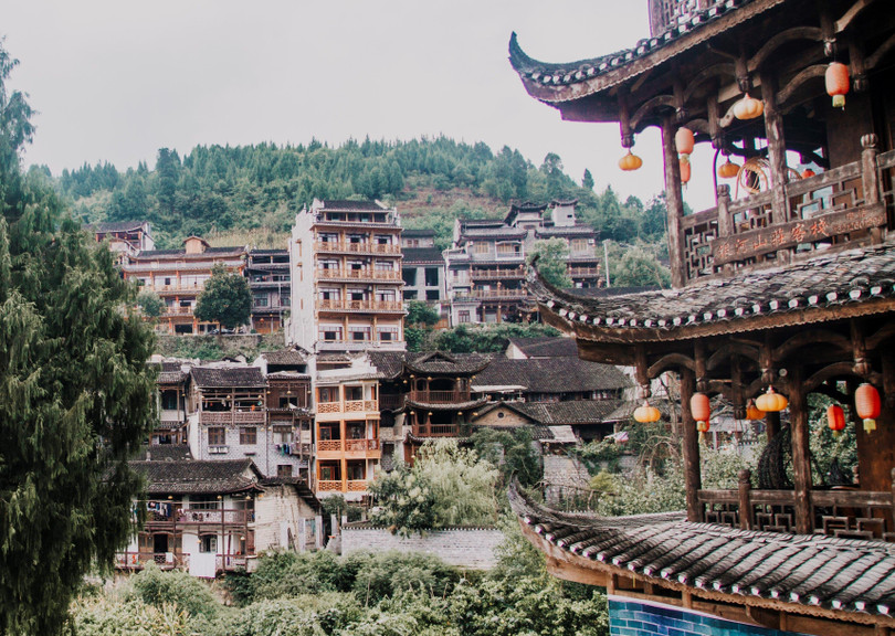 Lạc giữa cổ trấn ma mị nghìn năm tuổi, cheo leo trên thác ở Trung Quốc