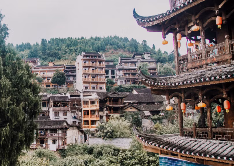 Lạc giữa cổ trấn ma mị nghìn năm tuổi, cheo leo trên thác ở Trung Quốc