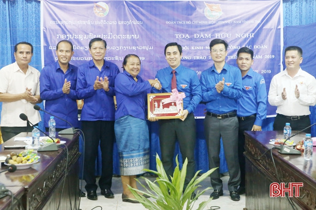 Đoàn tình nguyện Hà Tĩnh khám, cấp thuốc cho hơn 500 người dân Lào