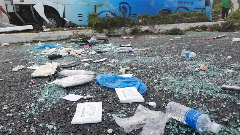 Hai xe khách tông nhau kinh hoàng, 40 người nhập viện, 1 người chết ảnh 8 Hai xe khách tông nhau kinh hoàng, 40 người nhập viện, 1 người chết