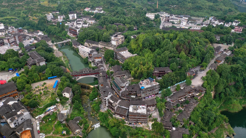 Lạc giữa cổ trấn ma mị nghìn năm tuổi, cheo leo trên thác ở Trung Quốc