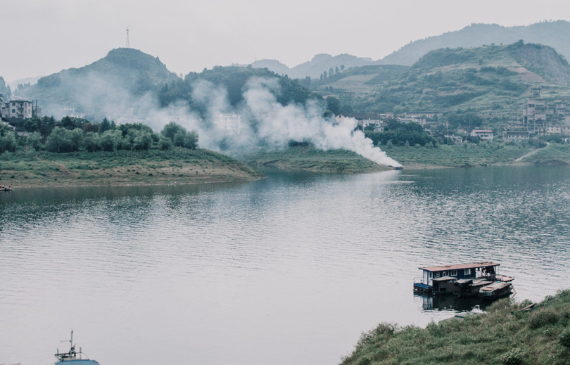 Lạc giữa cổ trấn ma mị nghìn năm tuổi, cheo leo trên thác ở Trung Quốc