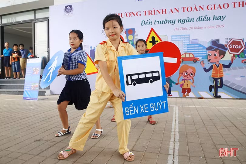 Học sinh Trường Albert Einstein rèn luyện kỹ năng tham gia giao thông