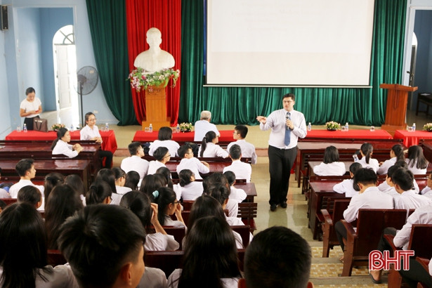 Giảng viên Mỹ trao đổi kinh nghiệm giảng dạy tại Trường Đại học Hà Tĩnh