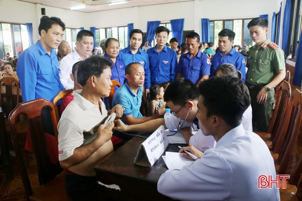 Đoàn tình nguyện Hà Tĩnh khám, cấp thuốc cho hơn 500 người dân Lào