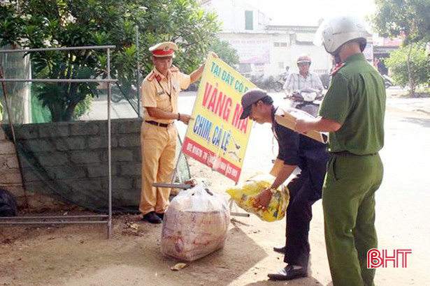 Lộc Hà ra quân giải tỏa hành lang các tuyến đường trọng điểm