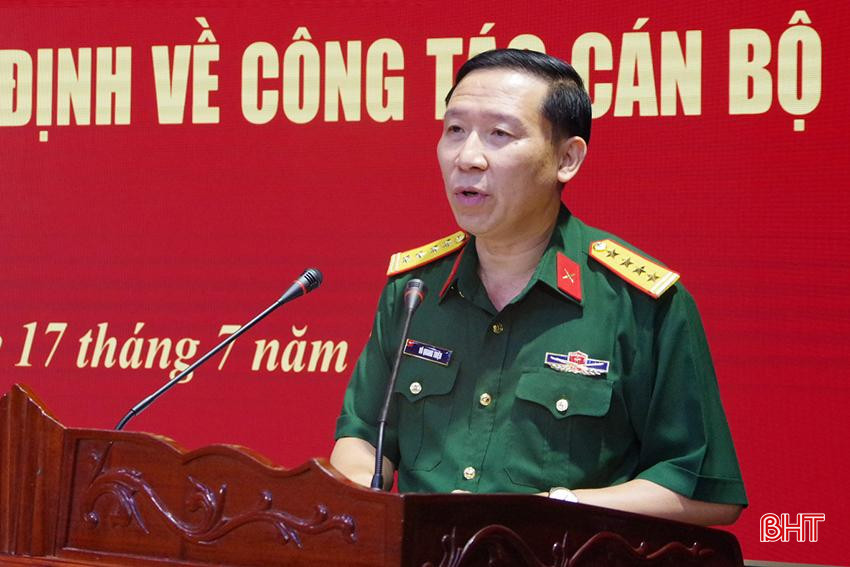 Đại tá Võ Quang Thiện – Phó Bí thư Đảng ủy Quân sự tỉnh, Chính ủy Bộ CHQS tỉnh chúc mừng, giao nhiệm vụ cho các đồng chí được nhận quyết định lần này. A6.JPG