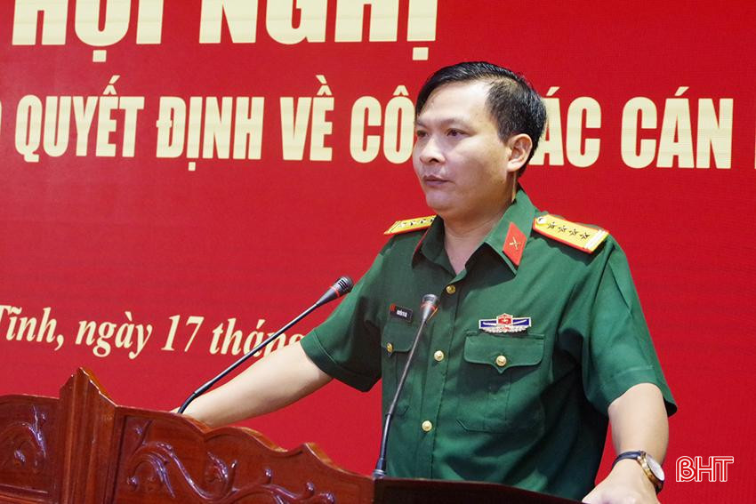 Thay mặt các đồng chí được thăng quân hàm, nâng lương và bổ nhiệm lần này, Đại tá Nguyễn Tú Tài phát biểu cảm ơn tại hội nghị. A5 (1).JPG
