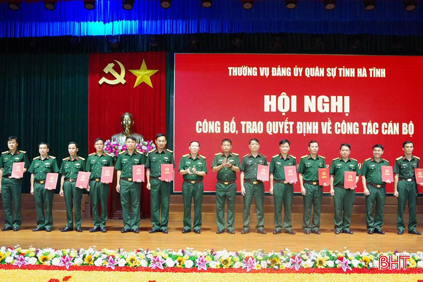 Lãnh đạo Bộ CHQS tỉnh trao quyết định nâng lương, thăng quân hàm của Bộ trưởng Bộ Quốc phòng cho các đồng chí trong đơn vị. A4 (1).JPG