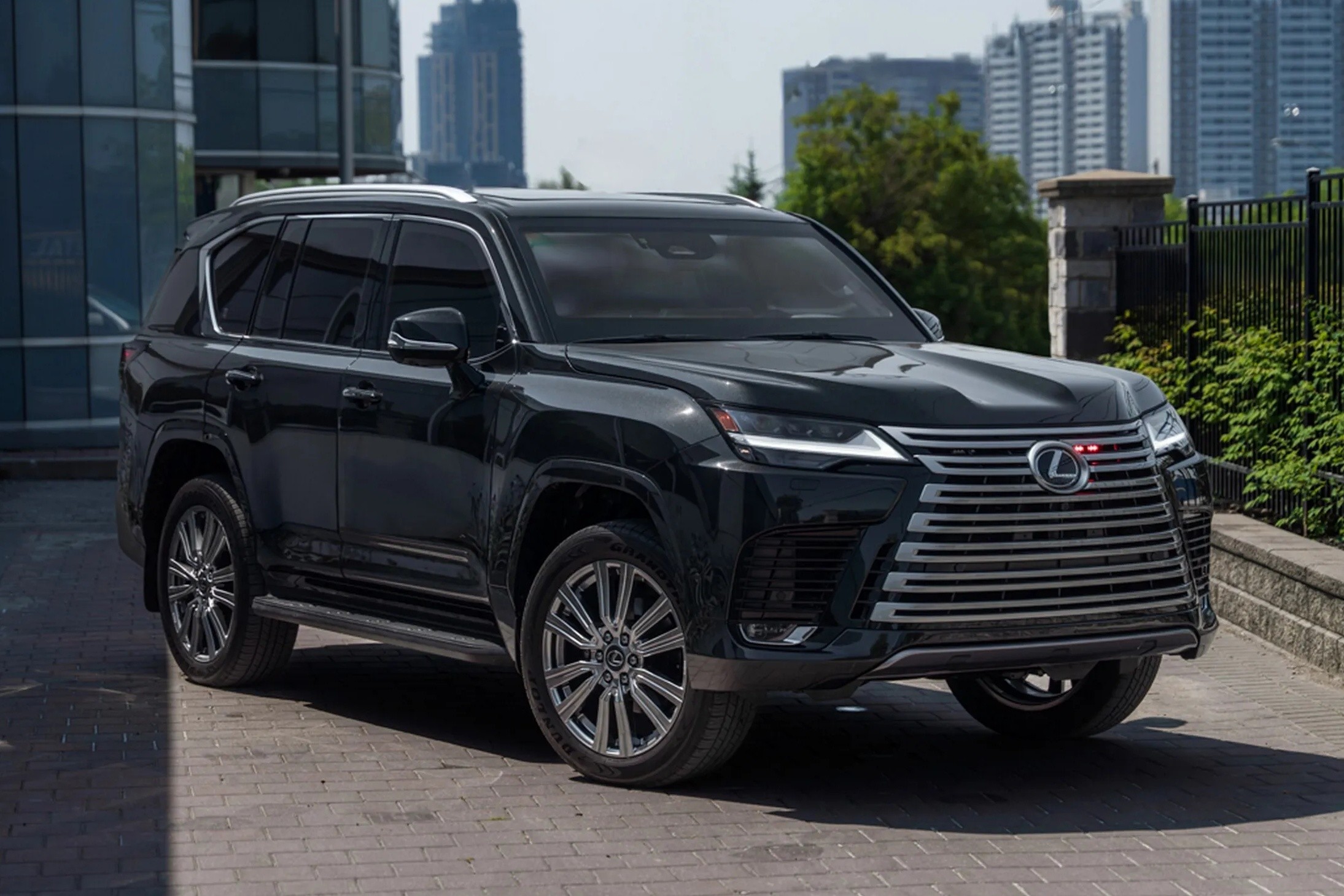 Miami Armored vừa giới thiệu bản nâng cấp dành cho dòng SUV đầu bảng Lexus LX 700h. Tương tự các dự án khác của hãng độ này, chiếc xe đã được "lên đời" với khả năng bảo vệ trước các loại vũ khí quân dụng.