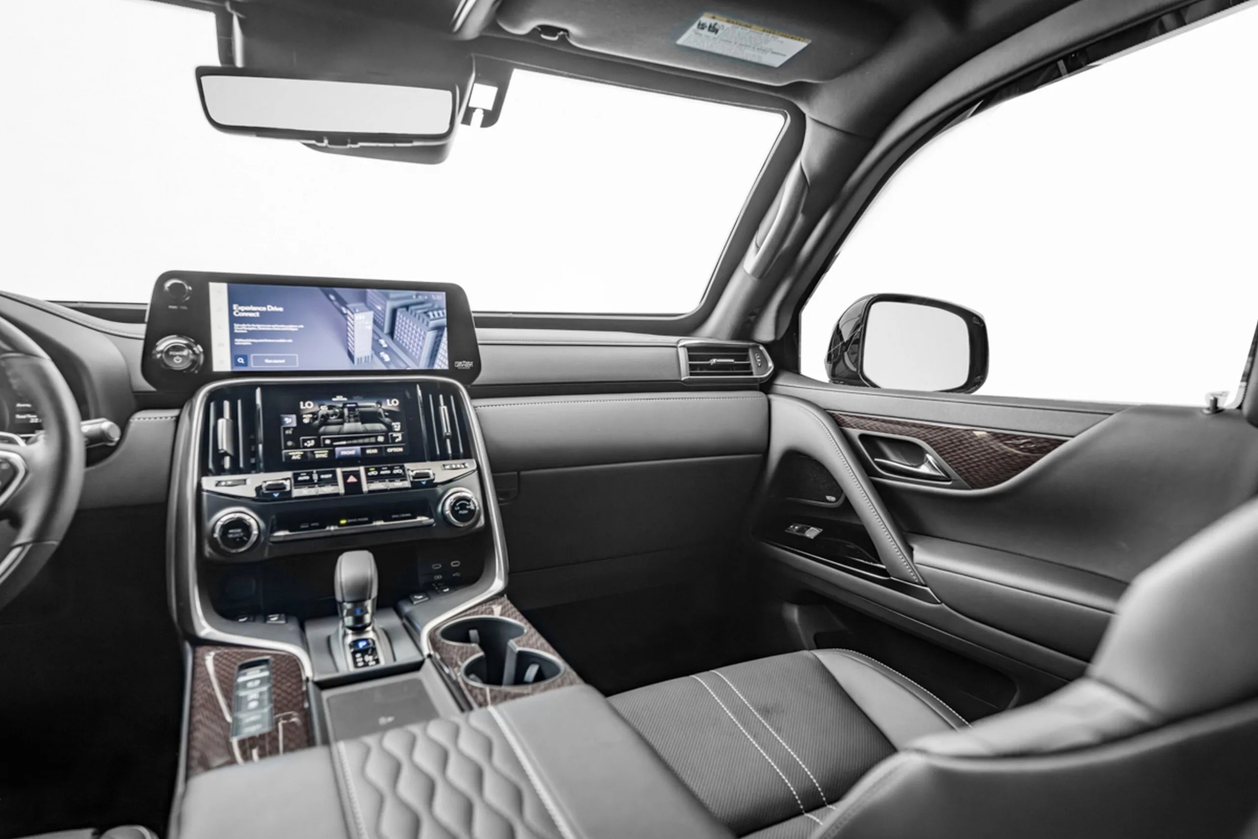 Nội thất của Lexus LX 700h Miami Armored vẫn được trang bị bảng đồng hồ taplo kỹ thuật số 7 inch, màn hình cảm ứng chính 12.3 inch và màn hình phụ 7 inch.