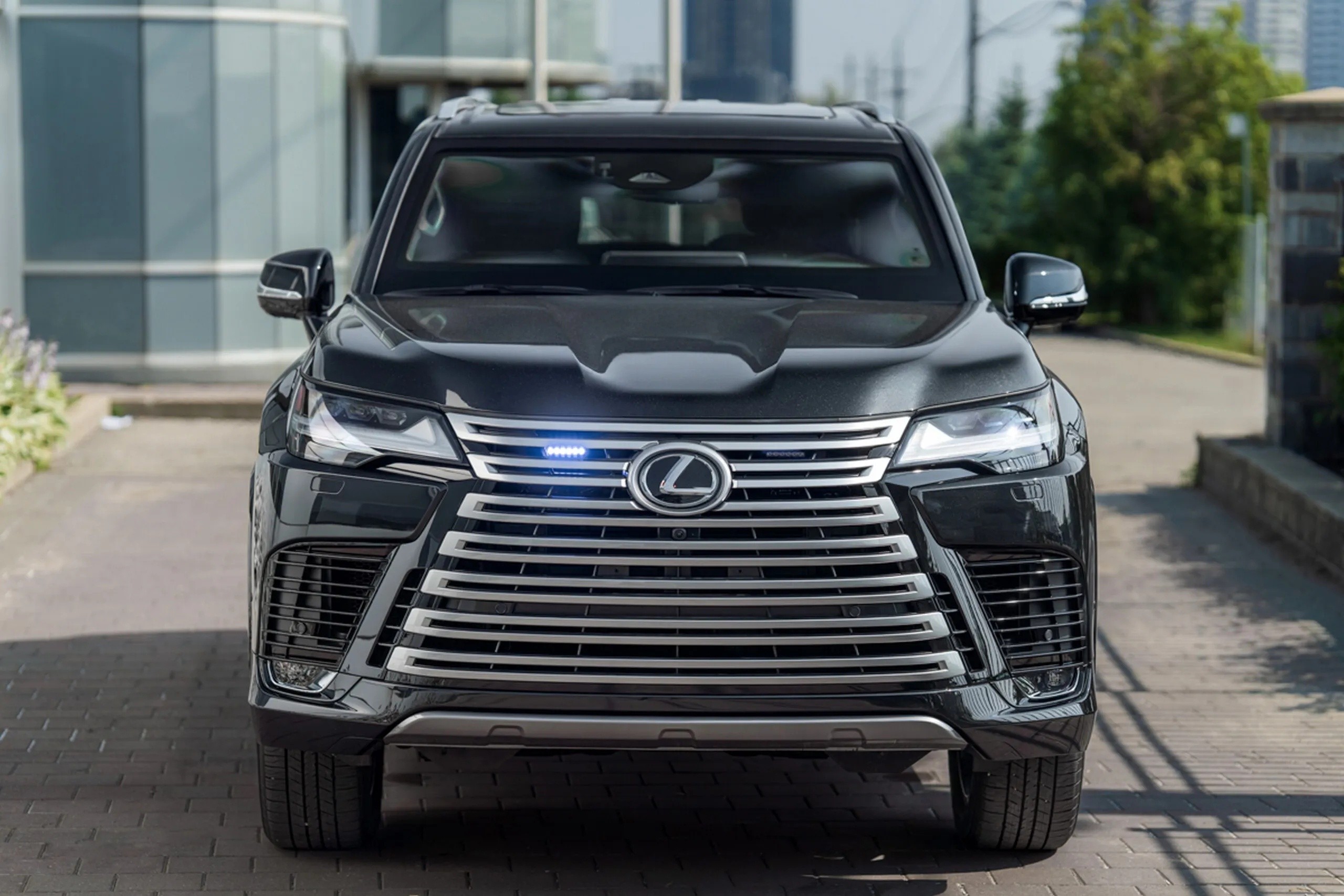 Lexus LX 700h được trang bị động cơ V6 twin-turbo dung tích 3.4L và kết hợp cùng một motor điện, sản sinh công suất tối đa 464 mã lực và mô-men xoắn cực đại 790 Nm.