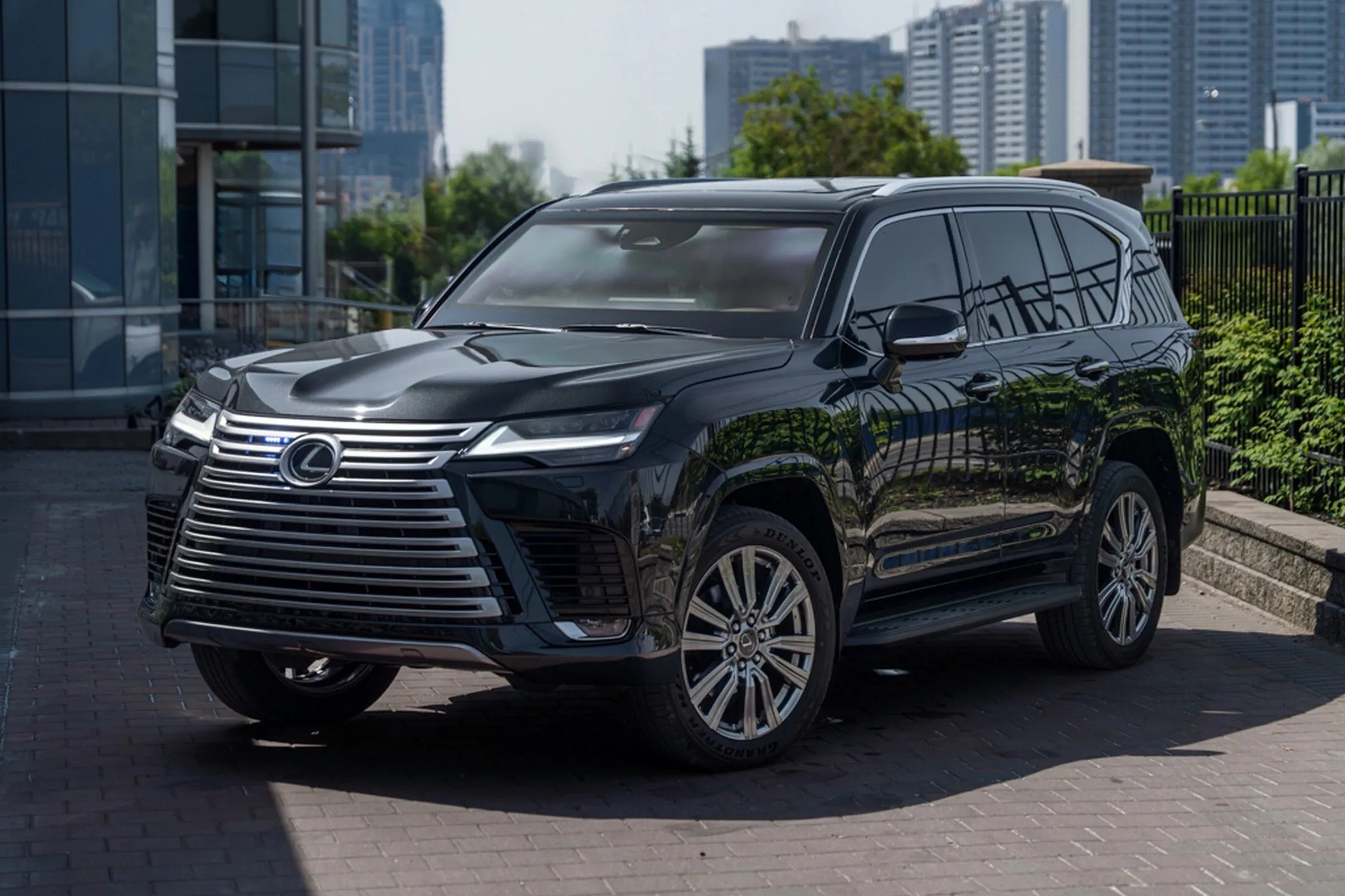 Mức giá của mẫu xe chống đạn này không được Miami Armored tiết lộ. Tại Mỹ, Lexus LX 700h bản tiêu chuẩn có giá 121.550 USD, cao hơn 13.000 USD so với LX 600.